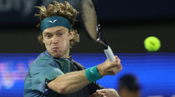 rusul andrey rublev descalificat pentru o iesire nervoasa aparat de o legenda a tenisului nu i poti lua vocea unui jucator pur si simplu