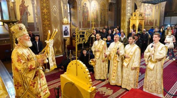 slujba arhiereasca la catedrala din targoviste iubirea lui dumnezeu este mereu mai puternica decat orice risipire a omului