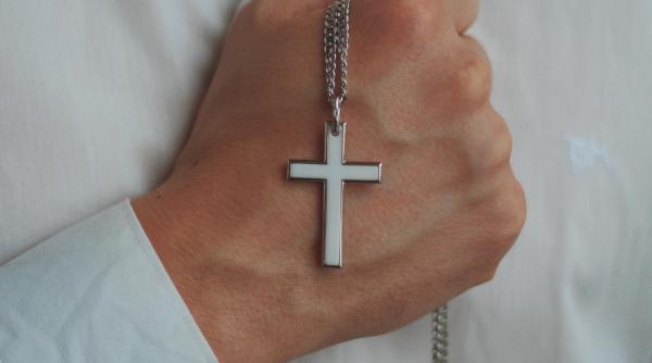 interzicerea purtarii cruciulitei vlad nistor a spus cine sustine asa ceva sunt mai duri decat comunistii video