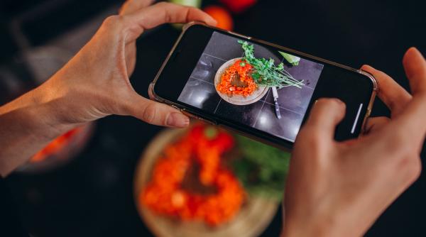 de ce oamenii simt nevoia de a posta pe retelele de socializare tot ce fac conf univ dr simona trifu de ce sunt mai interesanti cei care nu posteaza video