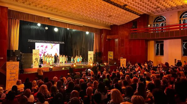 lavinia sandru recital de ziua mamei daca intr o zi iti vine sa plangi cauta ma nu promit sa te fac sa razi dar pot sa plang cu tine