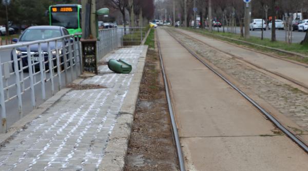 bucuresti 2024 asfaltul ciuruit statie de tramvai insalubra foto