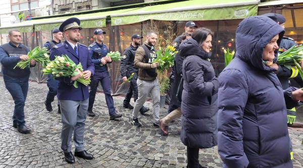politistii si pompierii au oferit flori femeilor de 8 martie in centrul capitalei foto