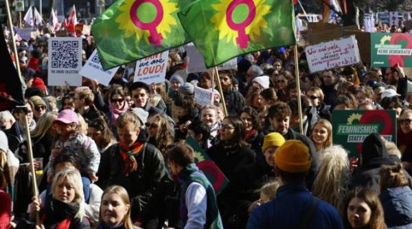 ziua internationala a femeii mii de persoane au iesit pe strazile din berlin pentru a manifesta foto