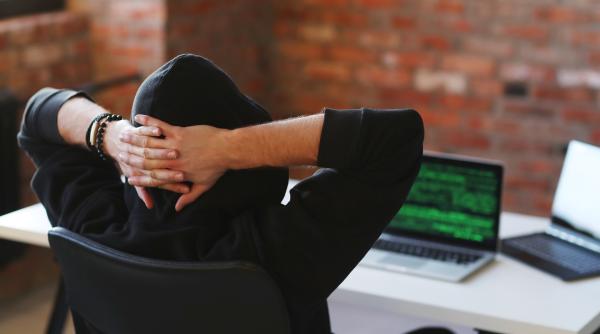 fost inginer google acuzat de furt de secrete de inteligenta artificiala in timp ce lucra pentru doua companii chineze