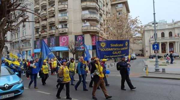 angajati din sanatate protest in fata guvernului din cauza salariilor se ameninta cu greva