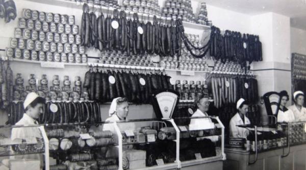 cand s a stricat totul in comunism bulai era misto in anii 70 o diferenta inimaginabila am prins o copilarie in care nu exista ideea ca n am ce manca era foarte ieftin totul