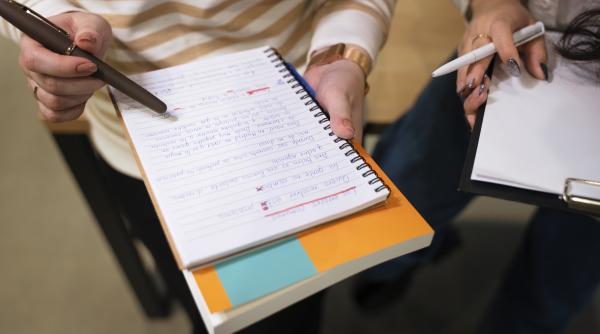 cuvantul din limba romana care contine litera j de patru ori