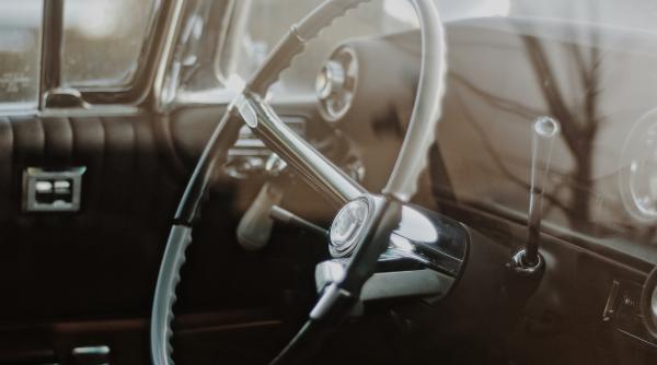 diferenta fundamentala intre cum conduceai acum 50 de ani si cu conduci in prezent titi aur pozitia care denota siguranta si eleganta video