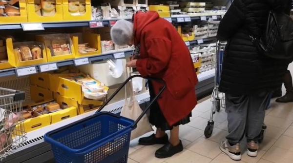 o mamaita a fost surprinsa in supermarket in timp ce isi facea calcule pentru cumparaturi foarte trist si revoltator video