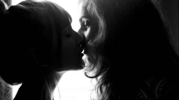 doua rusoaice condamnate pentru ca s au sarutat intr o cafenea video