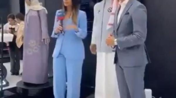 robot umanoid masculin comportament indecent fata de un reporter video