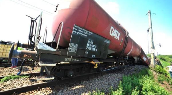 un vagon dintr un tren incarcat cu combustibil a deraiat intre statiile zoita si ramnicu sarat traficul feroviar se desfasoara pe un singur fir