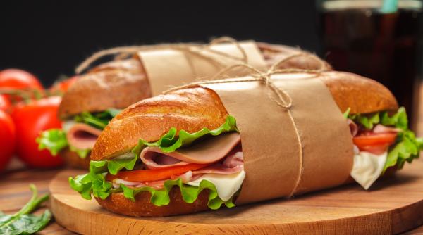 cand si cum au aparut sandvisurile totul a inceput cu lord john montagu care nu a vrut sa se murdareasca pe maini