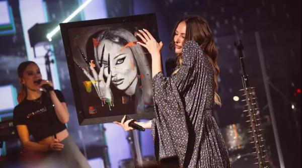 delia aparitie rara in rochie criticile au curs si de aceasta data parca esti vrajitoare intoarce te la pantaloni