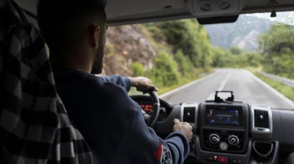 accident cu tir si doua masini evitat la limita ochiul soferului profesionist nu vede indicatorul de intrare in localitate