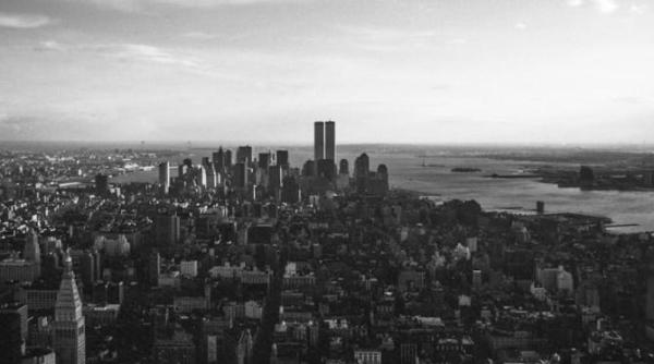 pozele in strainatate mai importante decat experienta in sine situatie hilara la turnurile gemene din sua in anii 90 era coada baieti destepti americanii