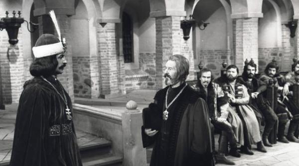 astazi te bombardeaza cum era facut un film in anii 2000 de la sanda pana la decoratiuni erau extraordinare n a fost butaforie iti dai seama cat a costat