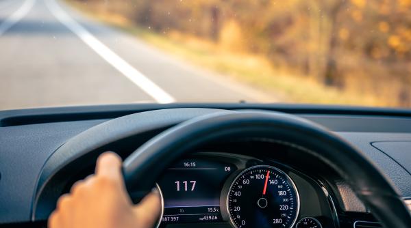 limita de viteza depasita de 25 de ori in 19 zile de un tanar un tribunal l a condamnat la inchisoare