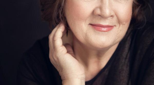 lucia ovezea publica un nou roman noaptea luminilor care prilejuieste cititorilor un contact fascinant si inedit cu spiritualitatea indiana