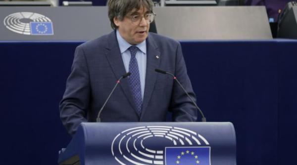 puigdemont cautat de procurorii spanioli isi anunta candidatura pentru functia de presedinte al cataloniei