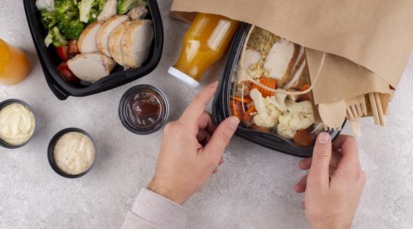 restaurantele obligate sa puna la pachet mancarea neterminata din farfuria clientilor lege noua