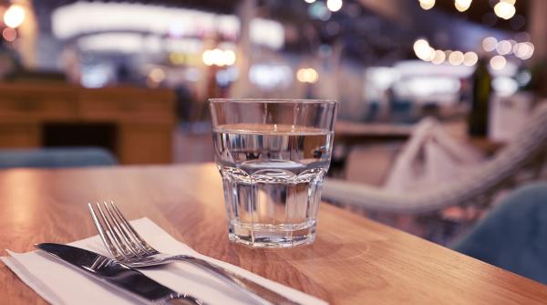 resturantele si cantinele obligate sa ofere gratuit apa clientilor iohannis trebuie sa semneze legea