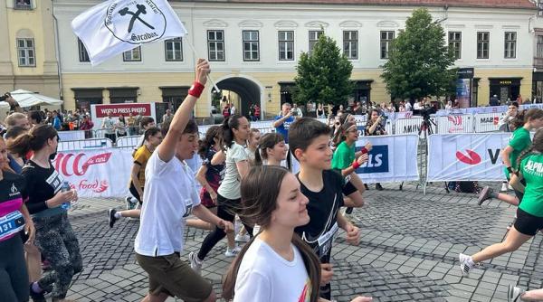 sprint peste generatii in tenisi bunicutele dintr un sat alearga sa implineasca un vis de vara al copiilor ancuta groza la tara nu se intampla nimic nu se stie de cinema sau teatru