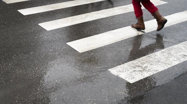 mama si fiica accidentate pe o trecere de pietoni din municipiul roman