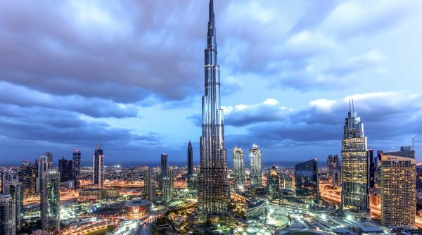 emiratele arabe unite ilumineaza burj khalifa in culorile drapelului rusesc cu mesajul sprijinim rusia