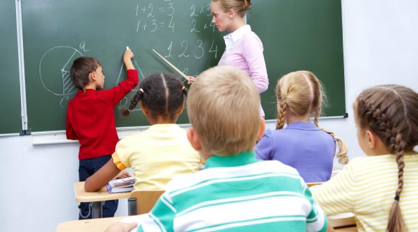 marian stas recunoaste ca scolile de astazi sunt blocate in comunism sunt facute pentru salariile profesorilor nu pentru binele copiilor noile scoli veste buna pentru elevi