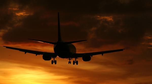 un avion tarom ar fi fost lovit de fulger