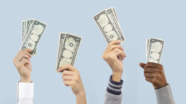 bucata de lemn din scena finala a filmului titanic a fost vanduta la licitatie cu 718 750 de dolari