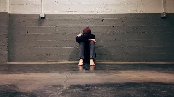 cinci frati din galati torturati ani la rand de propriii bunici erau hraniti cu mancare de pisici in timp ce mama lor muncea in spania