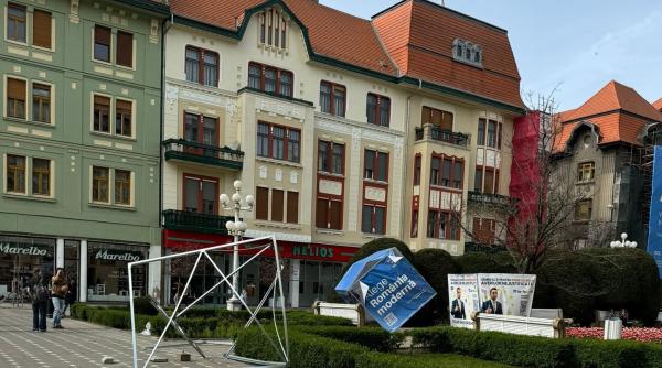 mai multe cuburi cu afisaj electoral apartinand usr luate de vant si rostogolite in strada pericol real pentru trecatori