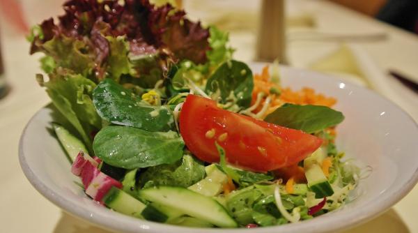 salata contaminata cu salmonella greseala pe care multi o facem in bucatarie exista riscul de contaminare incrucisata