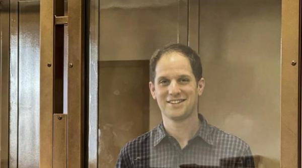 familia jurnalistului american evan gershkovich arestat in rusia in urma cu un an pentru spionaj continuam sa luptam pentru eliberarea lui