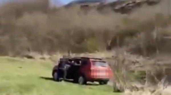 un primar prins in timp ce se iubea cu contabila pe un camp chiar in timpul programului