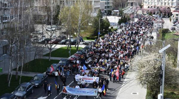 targoviste peste 1 500 de tineri la cea de a xiv editie a marsului pentru viata