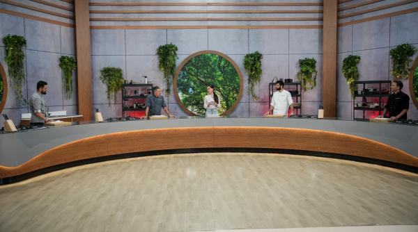 surpriza la chefi la cutite vedetele care gatesc pentru cei patru surpriza la chefi la cutite vedetele care gatesc pentru cei patru jurati foto