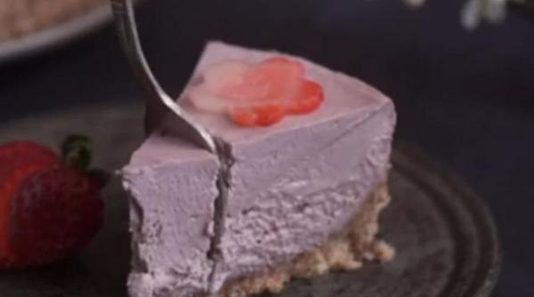 desert inedit cu nuci si capsune este de post si nu necesita coacere