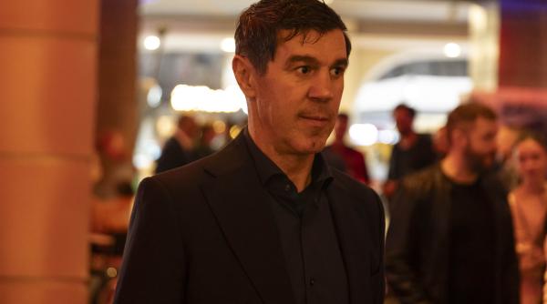 mihai leu show cu masina de curse in incinta celui mai luxos hotel din bucuresti