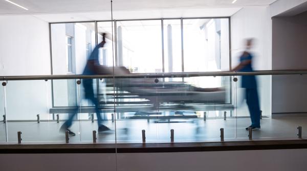 aproape 6 milioane platesc si aproape 19 milioane beneficiaza ministrul sanatatii diferenta trebuie acoperita de bugetul de stat este nevoie de gasirea unei solutii