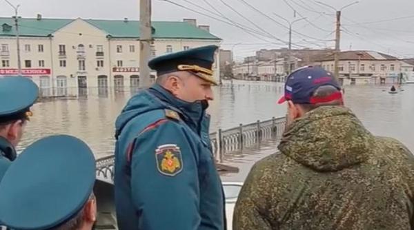 ministru de la kremlin ridiculizat pentru ca a iesit cu barca prin localitatile inundate rusine voua