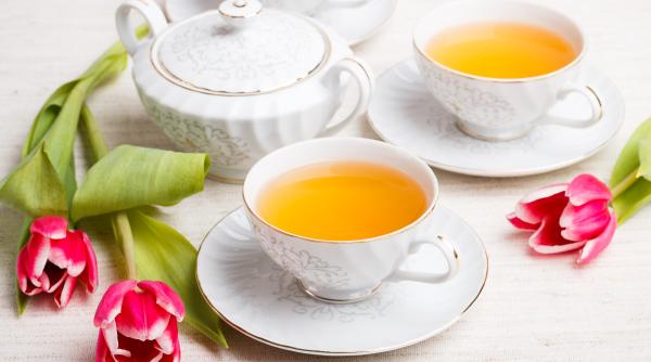 5 ceaiuri care ajuta la ameliorarea durerilor de cap