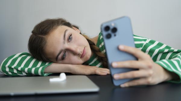 copiii dependenti de tehnologie inclusiv de smartphone uri sunt mai expusi riscului de boli mintale