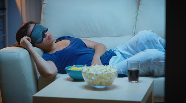 la ce riscurii te supui daca lasi televizorul pornit in timp ce dormi