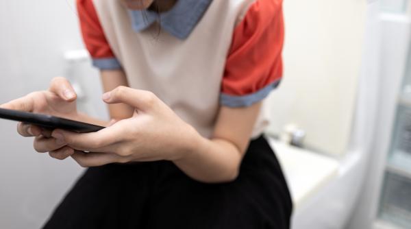 motivul pentru care nu ar trebui sa folosesti telefonul cand esti in baie