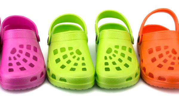 chic si confortabil evolutia in moda a slapilor crocs pentru femei