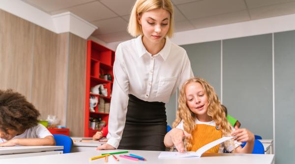 profesoara care a plecat in dubai sa mediteze copii mi a dat 3 000 de dolari sa i fac temele pentru acasa